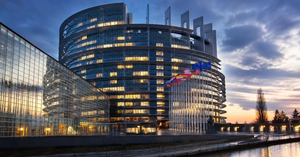 Aula parlamentare europea — illustrazione editoriale voto accordo commerciale USA-UE