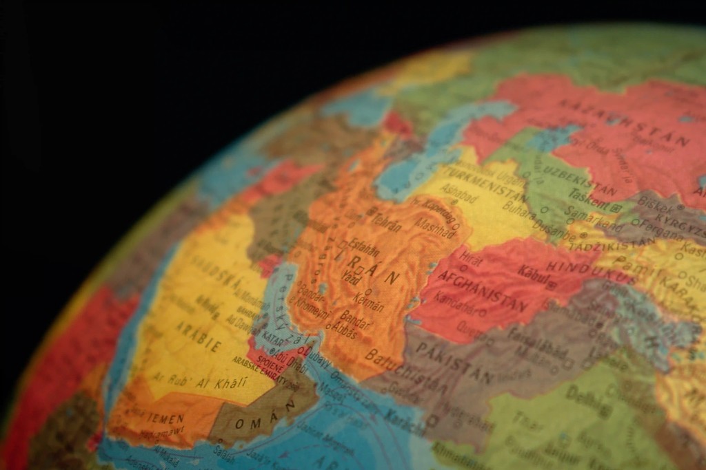 Mappamondo con focus su Medio Oriente — illustrazione geografica per contesto su canali economici