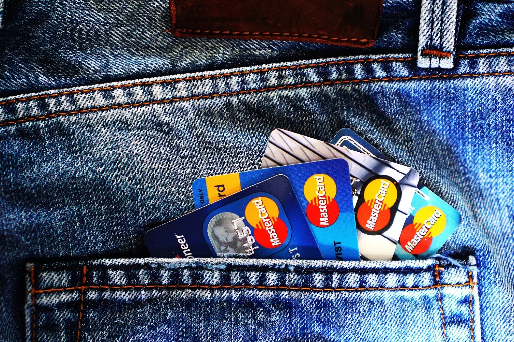 Carte di pagamento in tasca — metafora accesso al credito e finanza delle famiglie