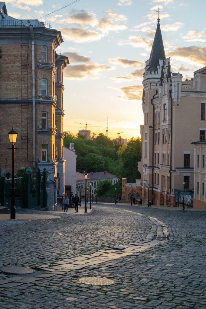 Centro storico europeo al tramonto, strada in selciato tra edifici storici — immagine illustrativa sul valore del tessuto urbano