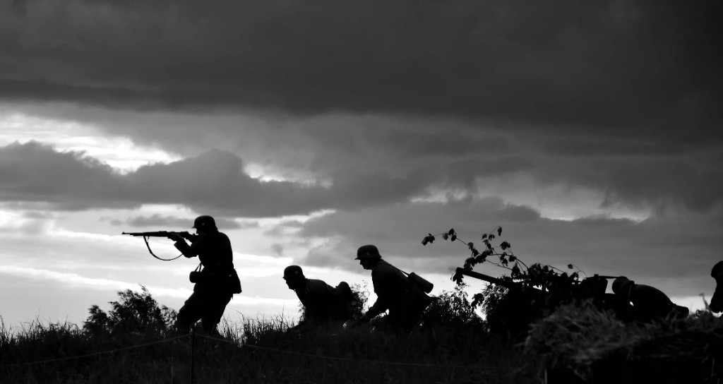 Silhouette stilizzate — immagine evocativa di incertezza, non cronaca di eventi bellici