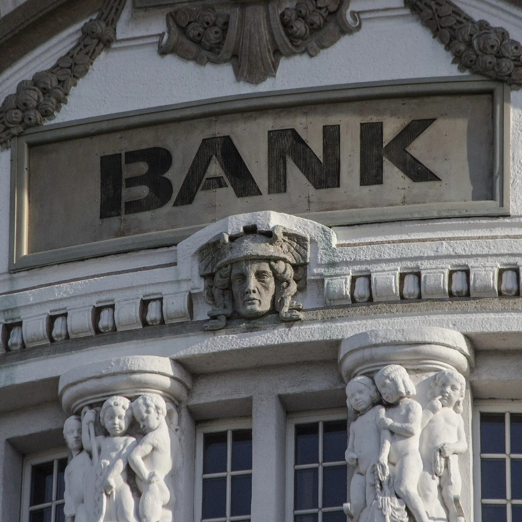 Facciata neoclassica con insegna Bank — simbolo istituti di credito e finanziamento immobiliare