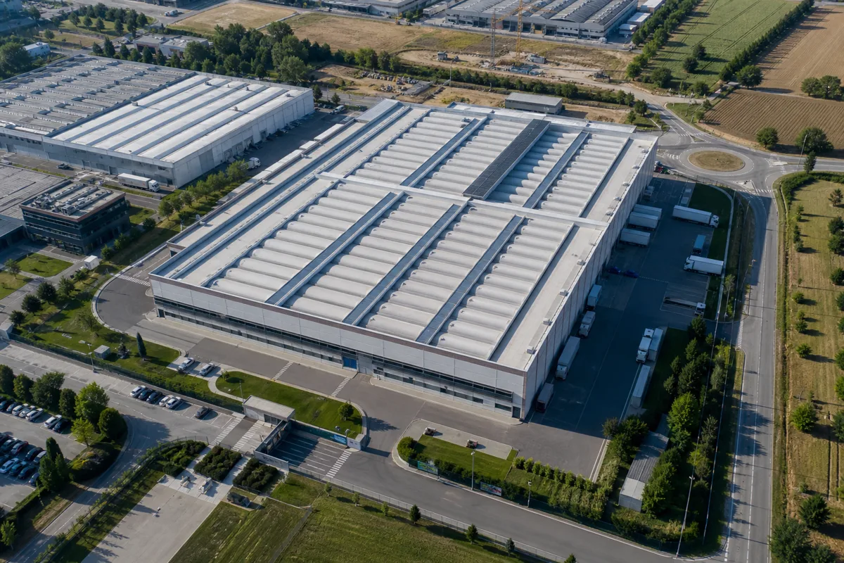 Illustrazione IA — sopralluogo drone su capannone industriale