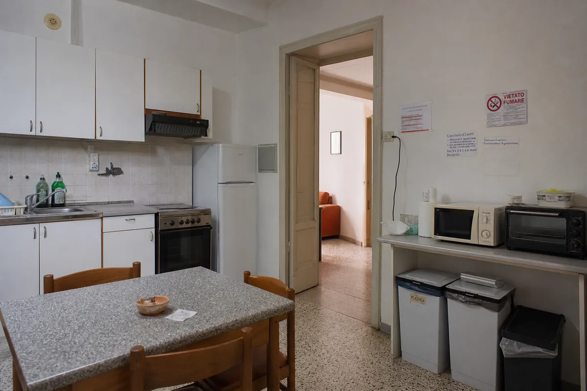 Cucina condivisa attrezzata illustrativa nella struttura loft