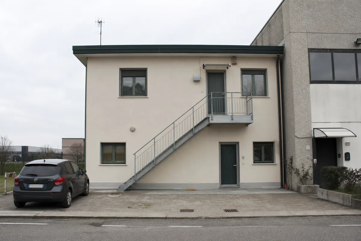 Esterno modesto della struttura loft adiacente